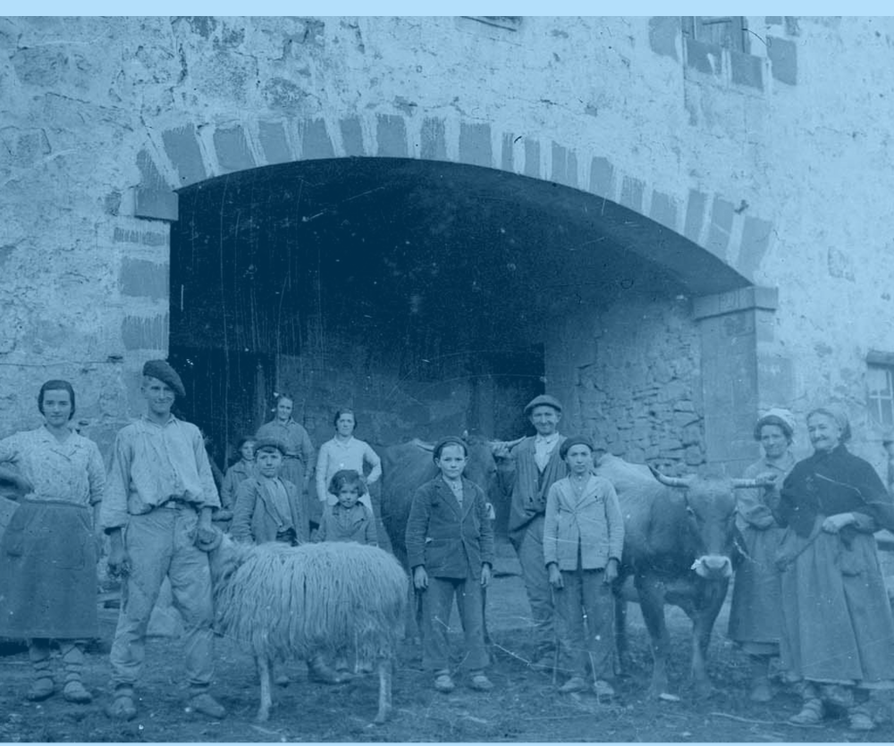 Agirreko baserrian denek lekua zeukaten, familia historia
